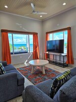 King Suite Ocean View | Zona de estar | Smart TV de 55 pulgadas con canales digitales, servicios de streaming