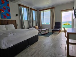 Lush Ocean View Villa | Ropa de cama de alta calidad, edredones de plumas, caja fuerte