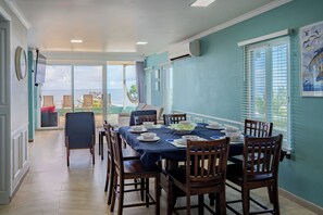Khu vực ăn uống tại phòng