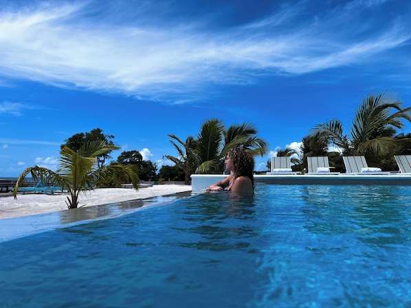 Piscine extérieure, chaises longues