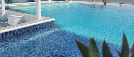 室外游泳池,提供日光浴躺椅
