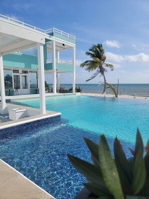 Outdoor pool, sun loungers - Island Magic Villas (Caye Caulker)