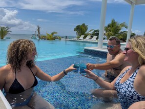 Outdoor pool, sun loungers - Island Magic Villas (Caye Caulker)