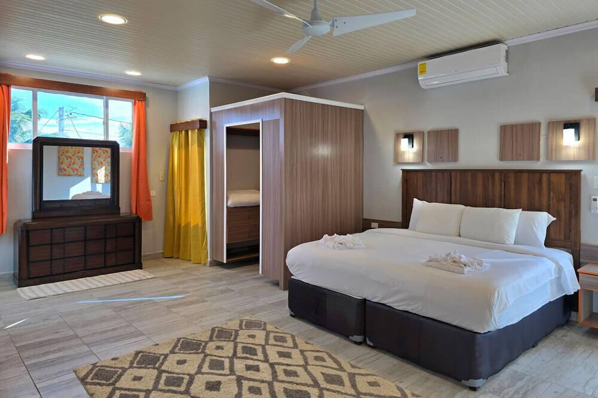 King Suite Ocean View | Hochwertige Bettwaren, Daunenbettdecken, Zimmersafe