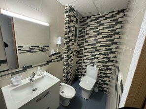 Bruser, hårtørrer, bidet, håndklæder