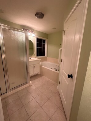 Shower, jetted bath, hair dryer, towels - FARMHOUSE CHARM, located just 4.4 miles from Kyle Field & Texas A & M (College Station)