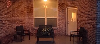 FARMHOUSE CHARM, located just 4.4 miles from Kyle Field & Texas A & M