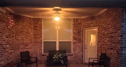 FARMHOUSE CHARM, located just 4.4 miles from Kyle Field & Texas A & M