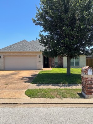 Exterior - FARMHOUSE CHARM, located just 4.4 miles from Kyle Field & Texas A & M (College Station)