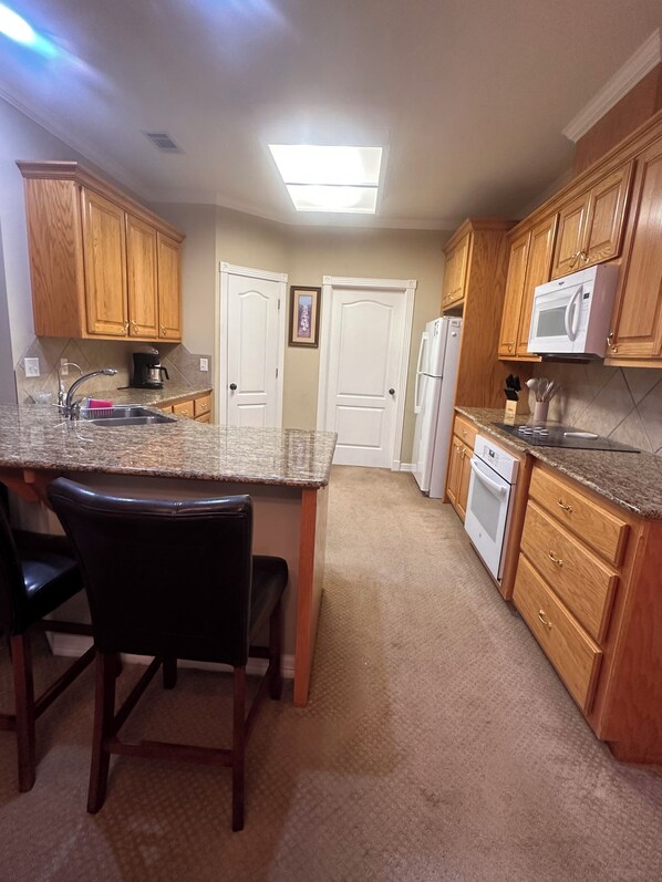 Kylskåp, mikrovågsugn, ugn och spishäll