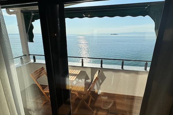 Deluxe-Doppelzimmer, Meerblick | Wohnbereich | 43-Zoll-Smart-TV mit Satellitenempfang, Netflix, Streaming-Dienste