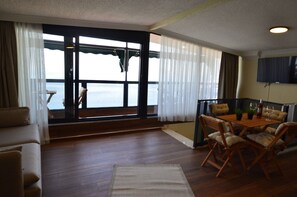 Suite de lujo | Área de sala de estar | Smart TV de 43 pulgadas con canales vía satélite y Netflix 