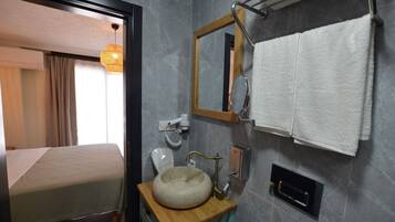 Comfort kamer | Badkamer | Een douche, een hydromassagedouche, gratis toiletartikelen