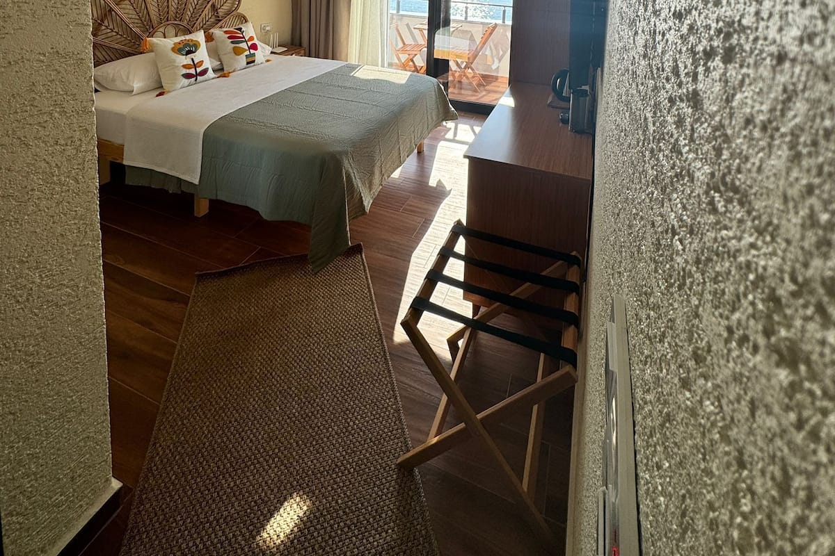 Deluxe Double Room, Sea View | Premium bedding, in-room safe, desk, laptop workspace