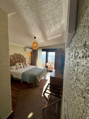 Habitación doble Deluxe, vista al mar | Ropa de cama de alta calidad y minibar 