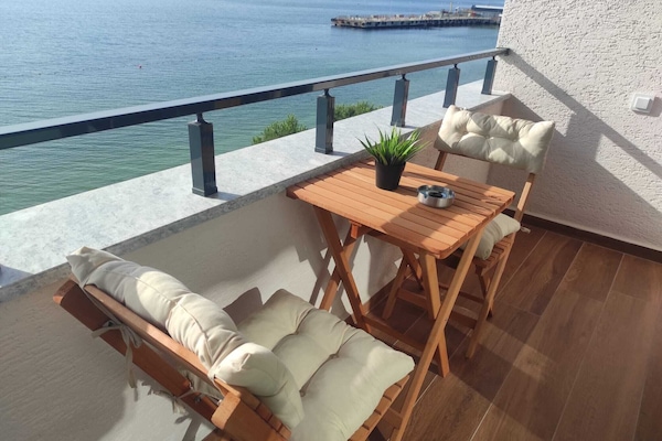 Deluxe tweepersoonskamer, uitzicht op zee | Woonruimte | Een 43-inch smart-tv met satellietzenders, Netflix en streamingdiensten