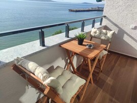 Deluxe Double Room, Sea View | Living area | 43-inch Smart TV with satellite channels, Netflix, streaming services