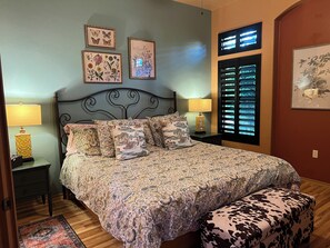 2 bedrooms, desk, WiFi, bed sheets