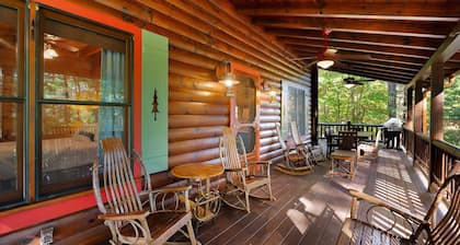 Pet-Friendly Cozy Cabin w/Game Room & Hot Tub