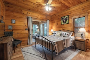 3 bedrooms, free WiFi, bed sheets - Hot Tub--Pet-Friendly--Rustic River-View Cabin (Cherry Log)