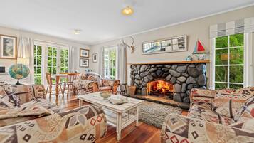 Smart TV, fireplace