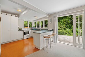 Fridge, microwave, stovetop, dishwasher - Fisherman’s retreat in Turangi (Turangi)