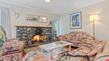 Smart TV, fireplace