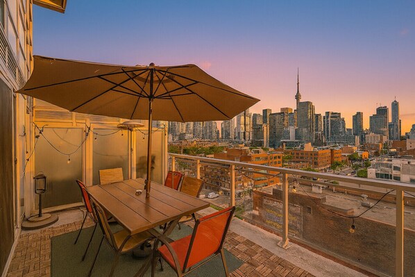 Outdoor dining - The Orient - Spectacular CN Tower Views (Toronto)