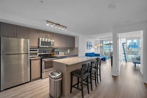 Fridge, microwave, oven, stovetop - The Orient - Spectacular CN Tower Views (Toronto)