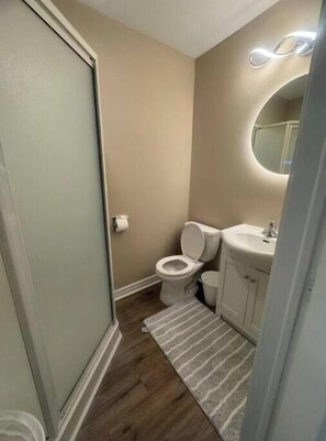 Haartrockner, Handtücher, Seife, Toilettenpapier