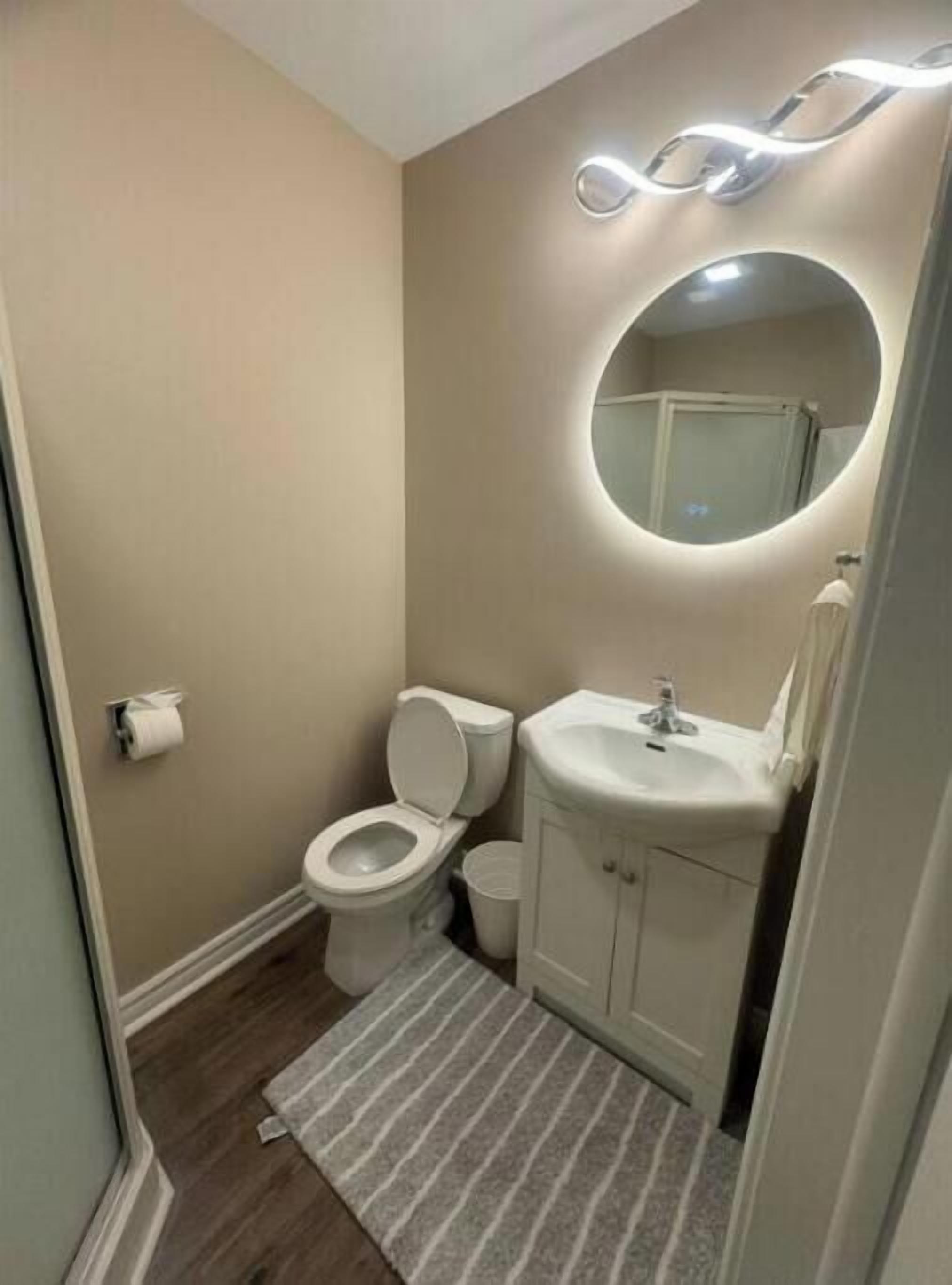 Haartrockner, Handtücher, Seife, Toilettenpapier