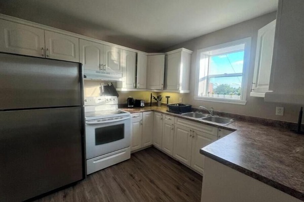 Een koelkast, een microgolfoven, een oven, een kookplaat