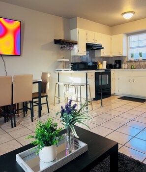 Frigorífico, microondas, horno y placa de cocina