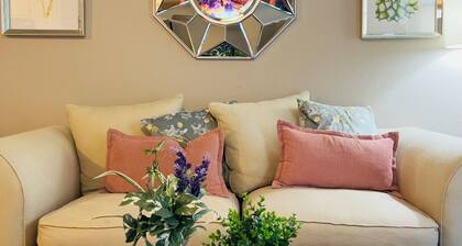 Retro Place - 2bedroom/1bathroom - GREAT VALUE!!!