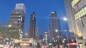 A modern building with a sign for a hotel and a store named 'LOTTE'. - Daesungjang (Seoul)