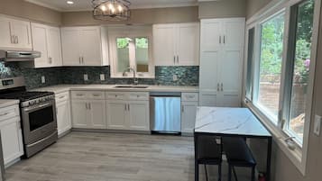 Geladeira, micro-ondas, fogão, cooktop