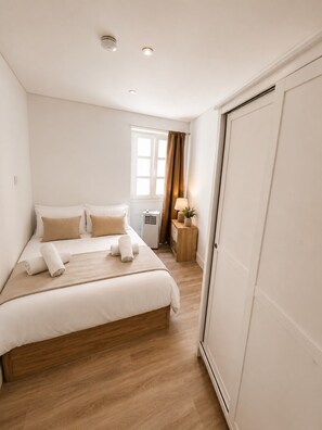 Iron/ironing board, travel cot, WiFi, bed sheets - Grand Central House - Deluxe Two Bedroom (Gibraltar)