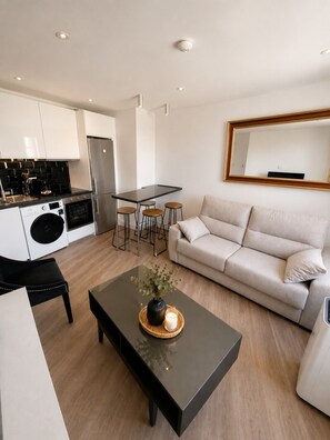 TV - Grand Central House - Deluxe Two Bedroom (Gibraltar)