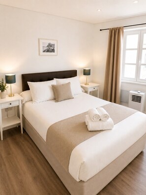 Tabla de planchar con plancha, cuna de viaje, wifi y ropa de cama