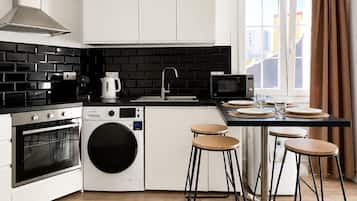 Coffee/tea maker, fridge, microwave, oven