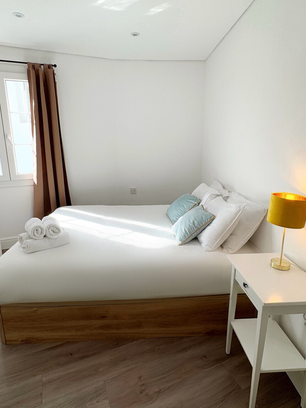 2 habitaciones, tabla de planchar con plancha, cuna de viaje y wifi 