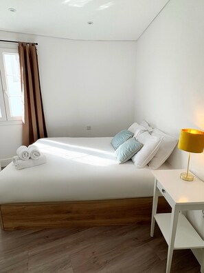 2 bedrooms, iron/ironing board, travel cot, WiFi - Urban Two Bedroom Apartment (Gibraltar)