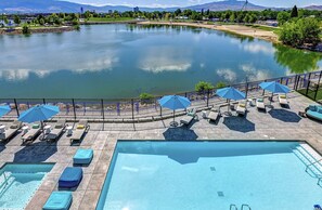 A heated pool - Sparks Waterfront 2 Kings Condo- Free Parking (Sparks)