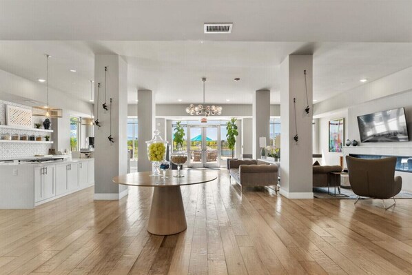 Interior - Sparks Waterfront 2 Kings Condo- Free Parking (Sparks)