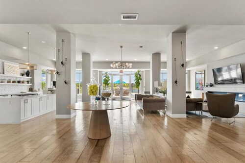 Sparks Waterfront 2 Kings Condo- Free Parking