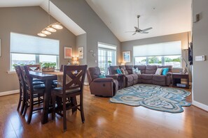 تلفزيون ذكي، كُتُب، مكتب، شاشة كمبيوتر