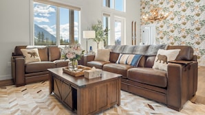 Smart TV, fireplace, books - Spring Creek 3BR Penthouse ~ Wide Mountain Views ~ (Canmore)
