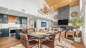 Dining - Spring Creek 3BR Penthouse ~ Wide Mountain Views ~ (Canmore)