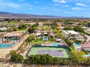 Sports court - 12bedrooms- 9 en-suite’s, 2 pools, tennis, pickleball, basketball, sauna & steam (Bermuda Dunes)