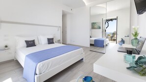 Habitación de hotel moderna con cama, escritorio con una computadora portátil, espejo y vistas al exterior.